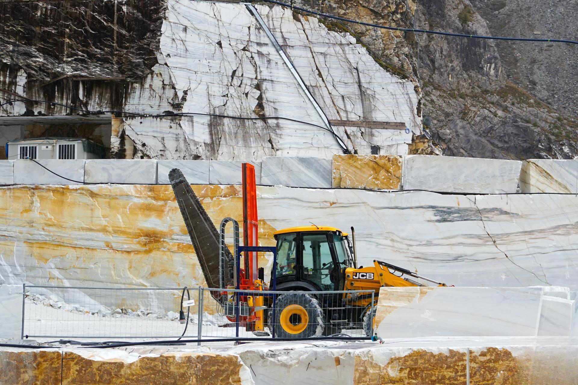 Macchinari industriali nella cava di marmo di Carrara, Toscana