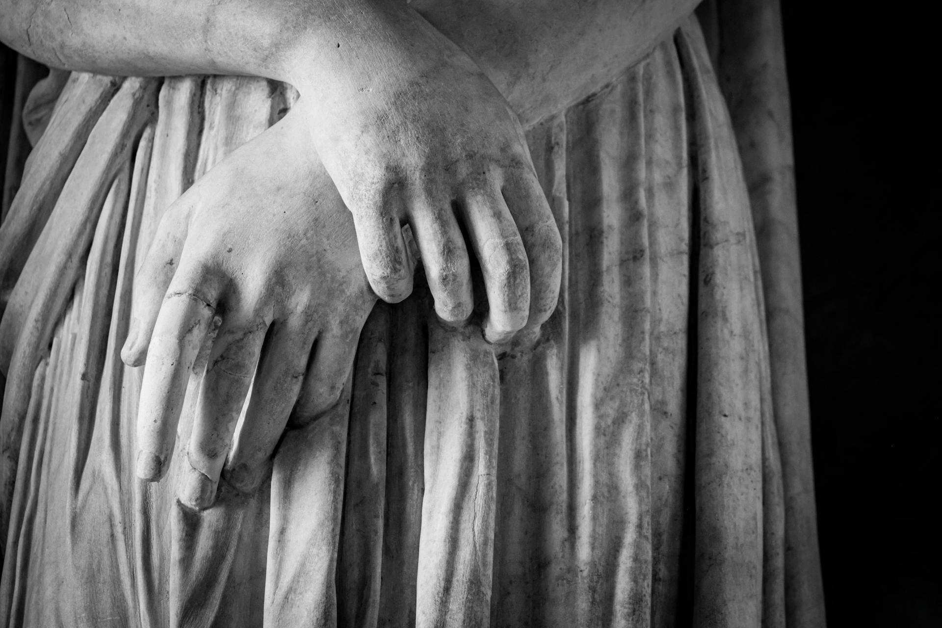 Mani di scultura romana in marmo, dettaglio in bianco e nero